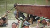 Vỡ đê, hàng trăm người dân trầm mình cứu lúa