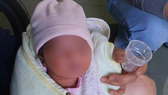 Xót thương bé gái 5 ngày tuổi bị mẹ bỏ rơi tại tiệm tạp hoá
