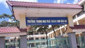Phê bình Ban giám hiệu nhà trường cho học sinh vùng dịch thi lại