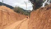 Con đường đất được san ủi để dẫn vào hồ thủy điện