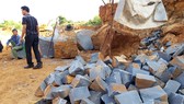 Vụ bắt điểm khai thác đá lậu trong rẫy điều: Xã lập biên bản nhưng “đá tặc” vẫn ung dung khai thác