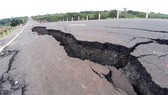 Khoanh vùng vị trí hư hỏng trên con đường 250 tỷ đồng chưa bàn giao đã nát