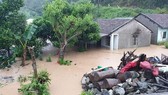 Nhà dân ở huyện Đắk Glei bị ngập trong ngày 28-10. Ảnh. BỒ CÔNG ANH