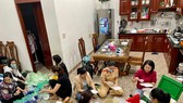 Gia Lai: Công an nấu xôi để “tiếp sức” người dân vùng dịch về quê