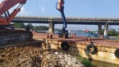 Công ty Cổ phần Cấp nước Đà Nẵng (Dawaco) khẩn trương triển khai thi công xây dựng công trình đập tạm ngăn mặn trên sông Cẩm Lệ với tổng chi phí 14 tỉ đồng
