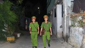 Các chiến sĩ công an khu vực dường như đưa bộ phận một cửa về nhà dân tạo nên sự gần gũi giữa công an và nhân dân tại địa phương