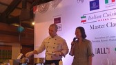 Đầu bếp hàng đầu Ý chế biến món ăn nổi tiếng của Ý tại sự kiện