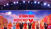 Cắt băng khai mạc hội chợ