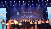 21 cá nhân, tập thể tiêu biểu được UBND TP Đà Nẵng trao biểu trưng của TP Đà Nẵng, báo Tuổi Trẻ trao giấy chứng nhận và quà tặng