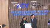 Giám đốc Sở Y tế Đà Nẵng Ngô Thị Kim Yến trao chứng nhận cho lãnh đạo Cảng Hàng không Quốc tế Đà Nẵng