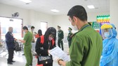 Công an thành phố tăng cường rà soát chặt chẽ người dân và phương tiện vào thành phố tại các chốt kiểm dịch 24/24