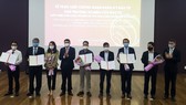 Phó Chủ tịch Thường trực UBND TP Đà Nẵng Hồ Kỳ Minh trao 6 Giấy Chứng nhận đăng ký đầu tư và 1 chủ trương nghiên cứu đầu tư cho các doanh nghiệp