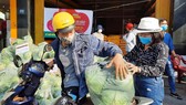 Các điểm “giải cứu” nông sản Hải Dương đồng loạt mở bán vào sáng 25-2 được người đi đường quan tâm