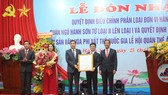 Ông Lê Trung Chinh, Chủ tịch UBND TP Đà Nẵng trao Quyết định đơn vị hành chính loại I