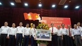 Các đại biểu tọa đàm chụp ảnh lưu niệm