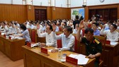 Các đại biểu biểu quyết thông qua chương trình hội nghị