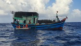 Bệnh nhân M.Đ.D. được đưa lên tàu SAR 274 để về Đà Nẵng chữa trị
