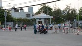 Lối vào Khu công nghiệp An Đồn (quận Sơn Trà, TP Đà Nẵng) được dựng rào chắn