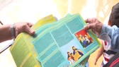 Người dân nghiên cứu tiểu sử ứng cử viên để lựa chọn người xứng đáng bầu vào Quốc hội khóa XV và HĐND TP Đà Nẵng nhiệm kỳ 2021-2026