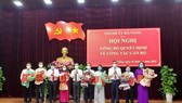 Lãnh đạo TP Đà Nẵng tặng hoa chúc mừng các cán bộ lãnh đạo vừa được điều động, bổ nhiệm