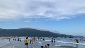 Hoạt động tắm biển được phép hoạt động theo khung giờ