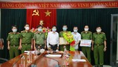 Ông Vũ Quang Hùng, Bí thư Quận ủy Hải Châu khen thưởng nóng cho đội chuyên án