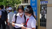 Các thí sinh thảo luận sau khi kết thúc môn thi đầu tiên