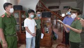 Lực lượng chức năng đọc lệnh bắt tạm giam Trần Thanh Sơn