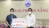 Ông Lê Trung Chinh, Chủ tịch UBND TP Đà Nẵng tiếp nhận số tiền ủng hộ của Công ty Cổ phần Đầu tư Sài Gòn - Đà Nẵng