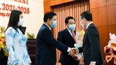 Ông Nguyễn Văn Quảng, Bí thư Thành ủy Đà Nẵng tặng hoa chúc mừng ông Lương Nguyễn Minh Triết, Chủ tịch HĐND TP cùng 2 Phó Chủ tịch HĐND TP Đà Nẵng