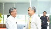 Ông Nguyễn Quang Thanh, Giám đốc Sở Thông tin - Truyền thông Đà Nẵng bắt tay ông Nguyễn Minh Hồng, Chủ tịch Hội Truyền thông số Việt Nam