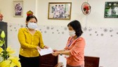 Đại diện Ủy ban MTTQ Việt Nam quận Cẩm Lệ (bên phải) đến thăm và trao hỗ trợ gia đình ông Hứa Văn Tráng