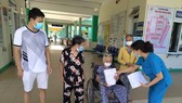 Bác sĩ Nguyễn Thanh Mai, Trưởng khoa Nội I Bệnh viện Phổi Đà Nẵng trao chứng nhận đủ tiêu chuẩn khỏi bệnh xuất viện cho bệnh nhân 101 tuổi