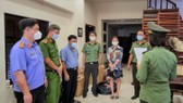 Cơ quan An ninh điều tra (Công an Đà Nẵng) đọc lệnh khởi tố đối với Văn Thị Thùy Tiên