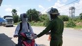 Lực lượng chức năng kiểm tra giấy tờ của giáo viên trước khi đi vào địa phận TP Đà Nẵng