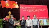 Lãnh đạo TP Đà Nẵng tặng quà kỷ niệm Thượng tướng Trần Quang Phương, Phó Chủ tịch Quốc hội