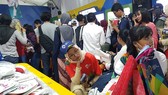 Tình nguyện viên Asiad 2018 thẫn thờ ngồi chờ đến lượt mua linh vật
