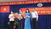 Lãnh đạo TPHCM tặng quà chúc mừng 2 đồng chí được kết nạp Đảng. Ảnh:thanhuytphcm