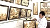 Nghệ nhân Võ Văn Tạng giới thiệu những bức tranh bằng lá thốt nốt