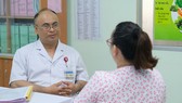 PGS-TS Huỳnh Nguyễn Khánh Trang, Trưởng Khoa Sản bệnh, BV Hùng Vương đang tư vấn cho thai phụ