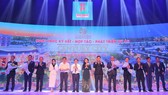Ban lãnh đạo Tập đoàn Địa ốc Kim Oanh và các đối tác chụp hình lưu niệm sau nghi thức ký kết