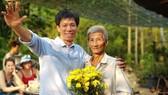 Đạo diễn Đặng Hồng Giang (trái) và người thờ dép cao su