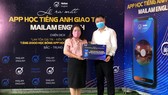 Đại diện Tỉnh Đoàn Đồng Nai (bên trái) nhận biểu trưng 200 suất học bổng tại lễ ra mắt ứng dụng