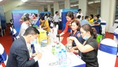 Nhà cung cấp và nhà phân phối gặp nhau tại Hội nghị Kết nối cung cầu hàng hóa giữa TPHCM và các tỉnh thành năm 2020. Ảnh: CAO THĂNG