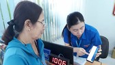 Nhân viên Tawaco hướng dẫn người dân cách sử dụng ứng dụng My Tawaco