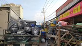 Ở TPHCM, không khó để bắt gặp các xe độ chế chở hàng cồng kềnh trên đường. Ảnh: Đức Trung