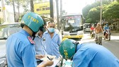 Xử phạt xe dừng đỗ sai quy định trên đường An Dương Vương, quận 5, TPHCM