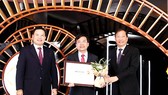 Ông Trần Văn Tần, thành viên HĐQT đại diện VietinBank, nhận danh hiệu “Doanh nghiệp bền vững Việt Nam” năm 2020
