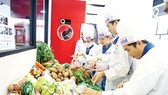 10 đội thi tham gia nấu ăn cùng bếp trưởng Norbert Ehrbar và siêu đầu bếp Lê Xuân Tâm