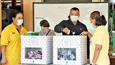 Các cử tri bỏ phiếu tại một điểm bỏ phiếu. Ảnh: Thairath
